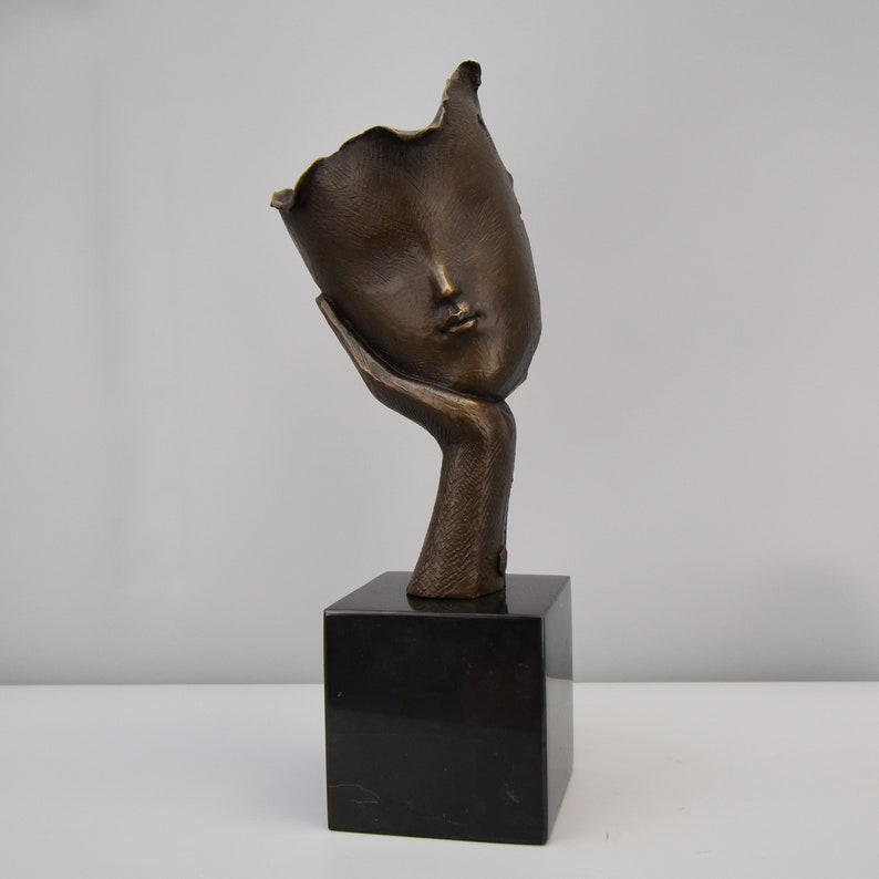 Visage sur main, Masque facial Sculpture en bronze sur base de marbre, Rêves de figures modernistes image 1
