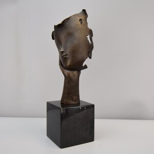 Visage sur main, Masque facial Sculpture en bronze sur base de marbre, Rêves de figures modernistes image 3