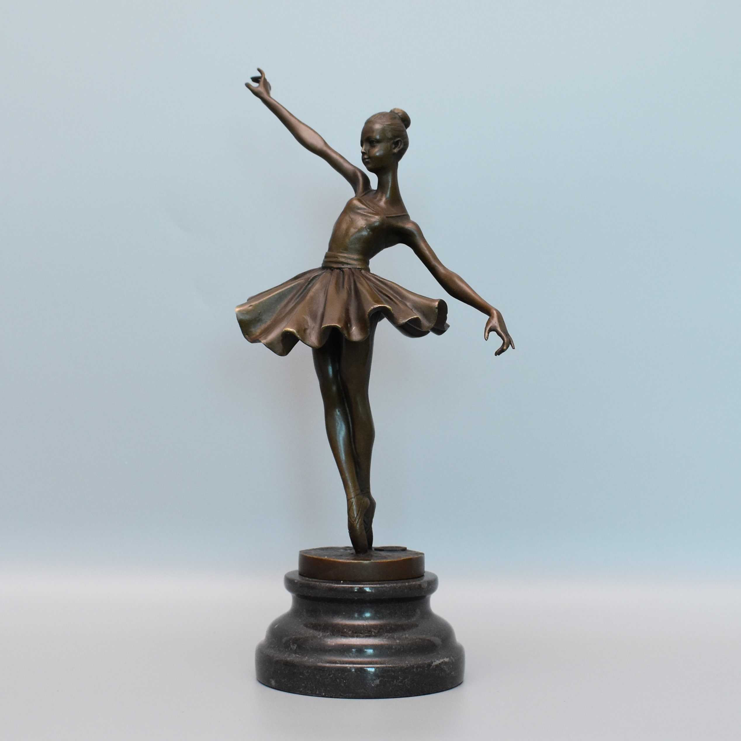 Ballerina Bronzefigur Balletttänzerin Statue Skulptur grüne Patina Frauen Tanz 