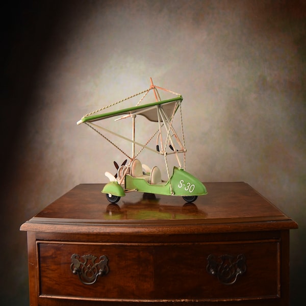 Green Tin Model of Oldschool Paraglider, Metal Model Old Style Air Hang Glider, Plane Desk Decoration, Gift Idea for Aviation Enthusiast