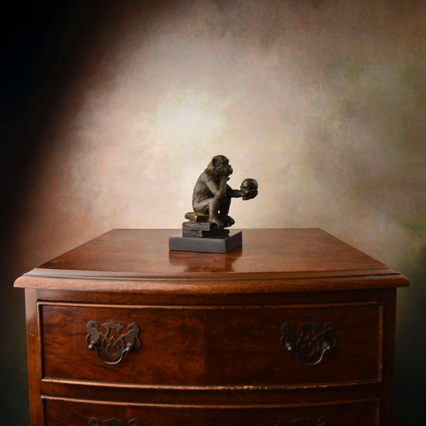 Darwin-Affe mit Totenkopf-Skulptur aus Bronze auf Marmorsockel, philosophierende Schimpansenfigur, zum Nachdenken anregende Wohndekoration, einzigartige Geschenkidee