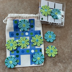 Tic Tac Toe on the Go Travel Game Blue Green Daisy Flowers Markers Cotton Carry Bag  New