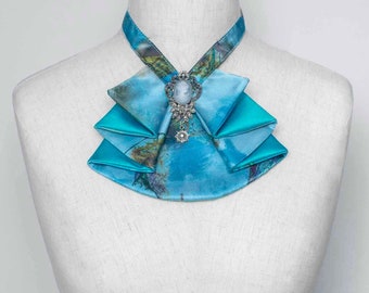 Jabot de seda color aguamarina: collar con volantes desmontables