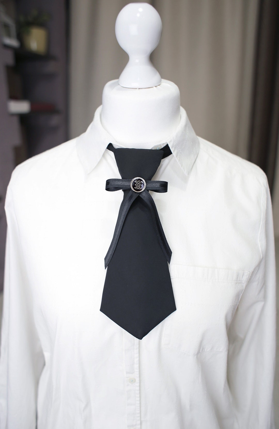 what color tie goes with a blue suit
