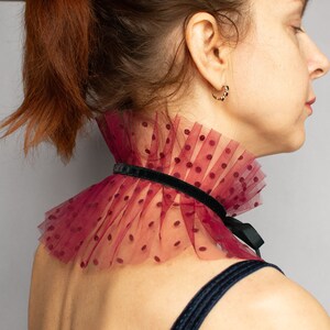 Cuello con volantes de tul burdeos: volante desmontable, cinta de terciopelo imagen 5