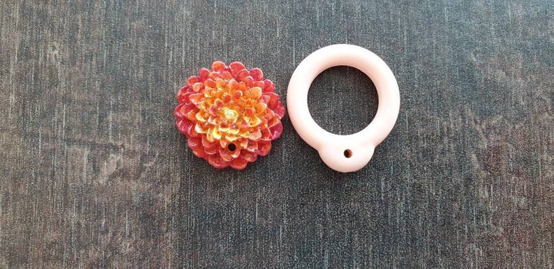 Blythe pull ring Dahlia flower