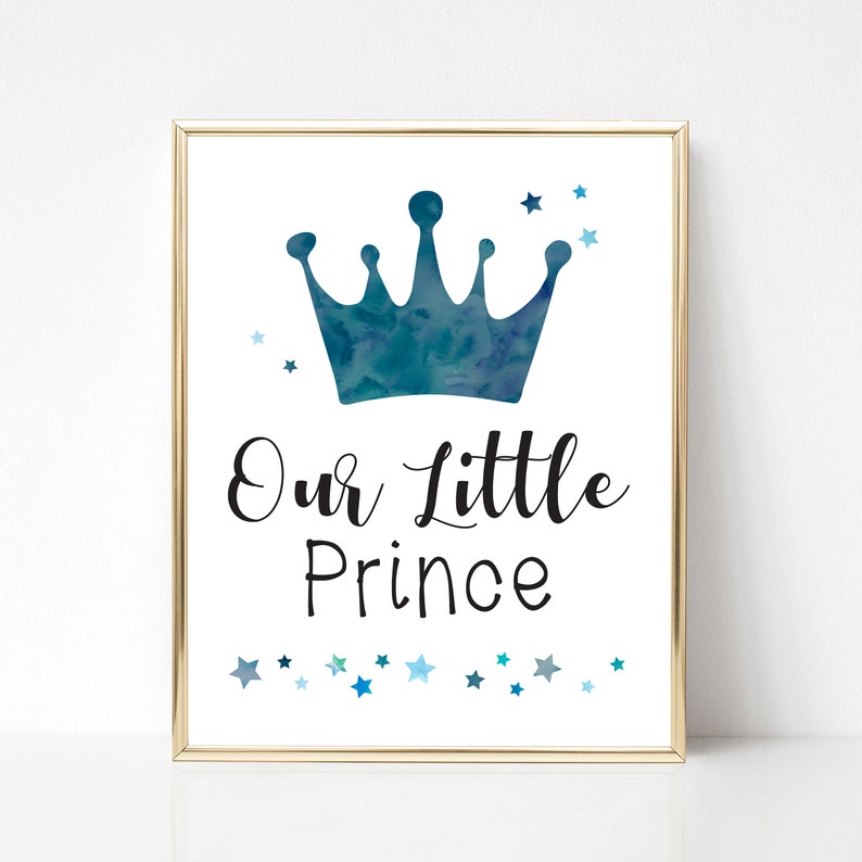 K&ouml;nnte beinhalten: Eine blaue Aquarellkrone auf wei&szlig;em Hintergrund mit dem Text "Our Little Prince" in schwarzer Kursivschrift. Kleine blaue Sterne sind um die Krone herum verstreut.