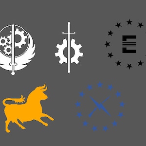 Könnte beinhalten: Vier verschiedene Logos, jedes mit einem einzigartigen Design. Das erste Logo ist weiß und zeigt ein Schwert und Zahnräder mit Flügeln. Das zweite Logo ist weiß und zeigt ein Schwert und Zahnräder. Das dritte Logo ist schwarz und zeigt einen Kreis aus Sternen mit dem Buchstaben "E" in der Mitte. Das vierte Logo ist blau und zeigt einen Kreis aus Sternen mit zwei gekreuzten Schwertern in der Mitte.