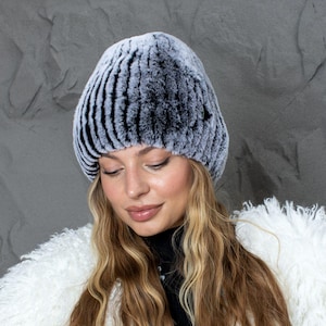 Mössa i silverfärgad rexkaninpäls, lyxig stickad vinterdödskallehatt, huvudbonad i äkta päls för kvinnor, varm och mjuk fluffig mössa, luddig mössa för henne