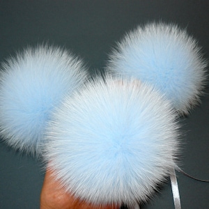 Pompon di pelliccia azzurro, pompon staccabile per cappello, pompon grandi, palla di pelliccia azzurro cielo con nastro, soffice pompon, decorazione in vera pelliccia per cappello