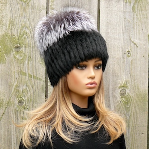 Zwarte konijnenbontmuts dames, konijnenbontbeanie, muts met zilveren vossenbonttop, damesbontmuts met pompon, damesmuts, modieuze pluizige hoed