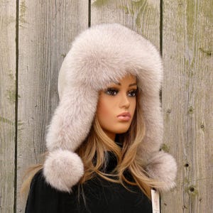Gemütliche hellbeige Damen Pelzmütze mit Ohrenklappen, flauschige Bombermütze, echte Fuchspelz & Leder Trappermütze, Mode Wintermütze für sie, Mama Geschenk