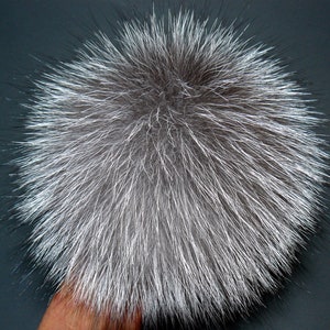 Pompon di pelliccia per cappello - Pompon in vera pelliccia di volpe argentata - Pompon staccabili di quattro misure: 10 cm / 3,9" - 18 cm / 7"