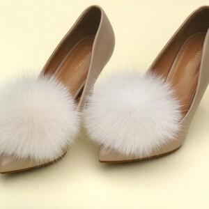 Shoe Clips for Women, Shoe Pompom, Shoe Decorations, White Wedding Shoe Clips, Bridal Shoe Clips, Fluffy Pom Pom Shoe Brooch, Furry Shoe Bow Cream