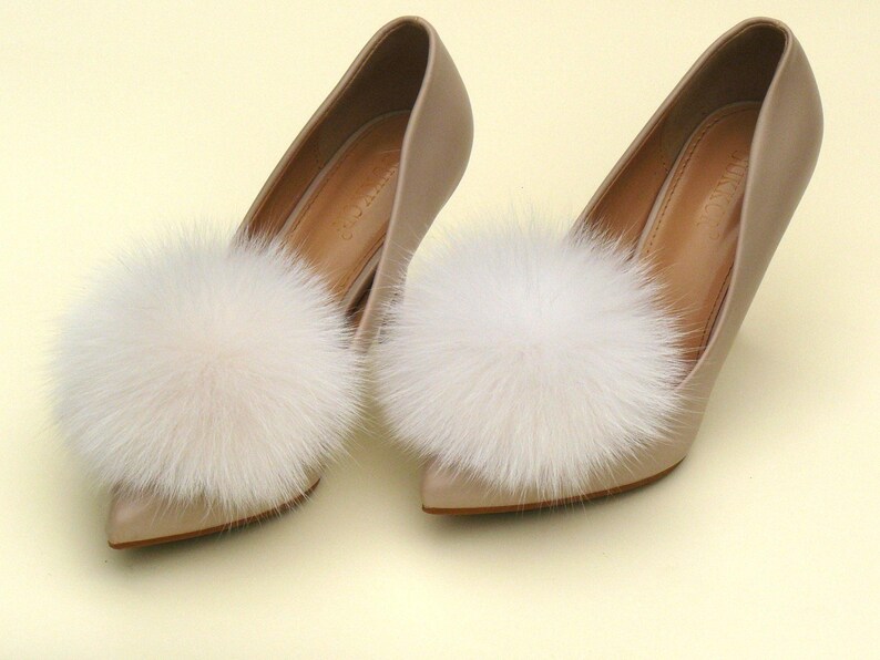 Shoe Clips for Women, Shoe Pompom, Shoe Decorations, White Wedding Shoe Clips, Bridal Shoe Clips, Fluffy Pom Pom Shoe Brooch, Furry Shoe Bow Cream