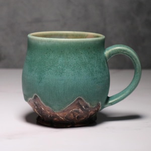 Taza con forma de roca de montaña antigua: taza de café de cerámica rústica verde hecha a mano con diseño de paisaje terroso: cerámica artesanal única de SRJ Ceramics