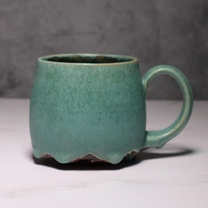 Taza con forma de roca de montaña antigua: taza de café de cerámica rústica verde hecha a mano con diseño de paisaje terroso: cerámica artesanal única de SRJ Ceramics