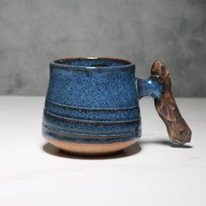 Taza de cerámica azul con diseño de puesta de sol en la montaña: taza de café hecha a mano con diseño de paisaje terroso: cerámica artesanal única de SRJ Ceramics