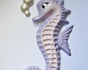 Kitsch Seahorse Wall Plaque (Lilac & Pink) - Vintage style chalkware, Lefton, Norcrest, Mermaid, Mid-century, Bathroom Decor