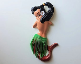 Kitsch Hawaiian Mermaid Wall Plaque (Green skirt) - Vintage style retro chalkware, Lefton, Norcrest, Tretchikoff, Tiki Bar decor