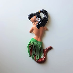 Kitsch Hawaiian Mermaid Wall Plaque (Green skirt) - Vintage style retro chalkware, Lefton, Norcrest, Tretchikoff, Tiki Bar decor