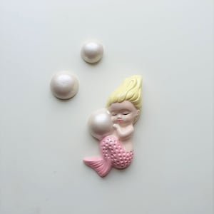 Kitsch Merbaby Wall Plaque (Rose & pearl) - Vintage style chalkware, Lefton, Norcrest, 50s, Mermaid, Bathroom Decor