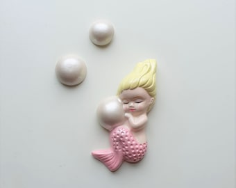 Kitsch Merbaby Wall Plaque (Rose & pearl) - Vintage style chalkware, Lefton, Norcrest, 50s, Mermaid, Bathroom Decor