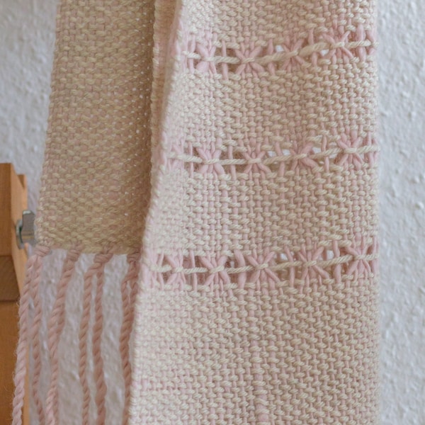Écharpe rose tendre tissée à la main, 100 % laine argentine de couleur naturelle et rose, châle/châle tourné sur un métier à tisser rigide
