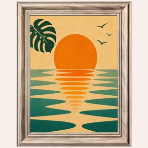 以下が含まれることがあります： 水平な波模様が描かれたスタイリッシュなティールブルーの海に、大きなオレンジ色の太陽が沈む様子が描かれた額入りアートプリント。左上隅には濃い緑色のモンステラの葉が配置され、空には3羽の小さな黒い鳥が飛んでいる。