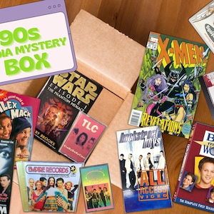 Puede incluir: Una caja llena de medios de los 90, incluyendo cintas VHS, CD, un cómic y una cinta de casete. La caja está etiquetada como "90s Media Mystery Box".