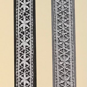 K&ouml;nnte beinhalten: Ein Vergleich von zwei Spitzenb&auml;ndern nebeneinander. Das linke Band ist mit "Originalspitze original lace dentelle ancienne" beschriftet und das rechte Band mit "Rekonstruktion reconstructed lace reconstruction".