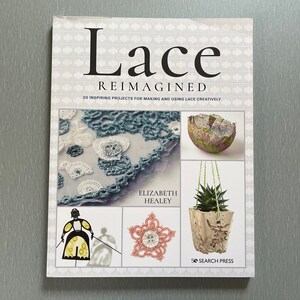 Peut inclure: Couverture de livre avec le titre "Lace Reimagined" et un sous-titre "30 Inspiring Projects for Making and Using Lace Creatively". La couverture présente plusieurs images de projets de dentelle, notamment un bol en dentelle, un pot suspendu avec des détails en dentelle et une étoile en dentelle.