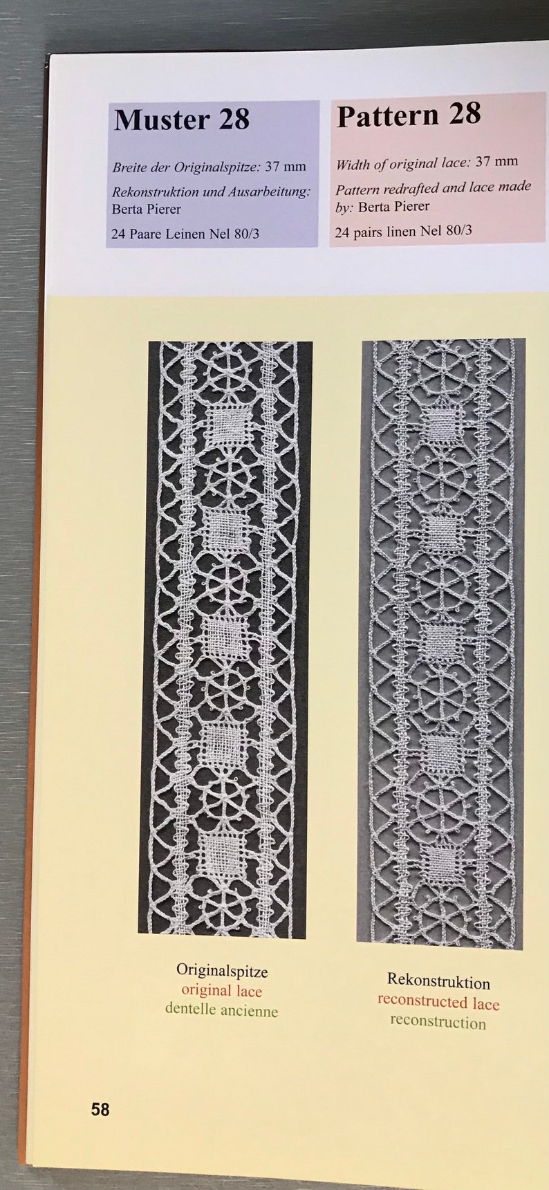 K&ouml;nnte beinhalten: Zwei Nahaufnahmen von zwei Spitzenmustern, eines original und eines rekonstruiert. Die Originalspitze ist wei&szlig; und hat ein geometrisches Muster. Die rekonstruierte Spitze ist ebenfalls wei&szlig; und hat ein &auml;hnliches geometrisches Muster. Der Text "Muster 28" und "Pattern 28" ist oben im Bild sichtbar.