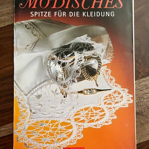 Bobbin Lace Folio 29.50 Modisches - 24 Bobbin Lace pattern with 6 loose pattern sheets with picture of finished lace No English