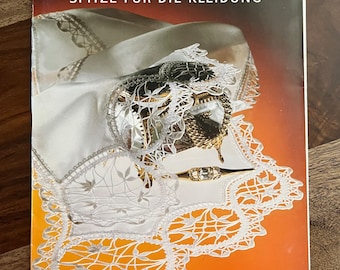 Bobbin Lace Folio 29.50 Modisches - 24 Bobbin Lace pattern with 6 loose pattern sheets with picture of finished lace No English