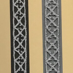K&ouml;nnte beinhalten: Ein nebeneinander liegender Vergleich von zwei Spitzenproben. Die linke Probe ist mit "Originalspitze" und "original lace" und "dentelle ancienne" beschriftet. Die rechte Probe ist mit "Rekonstruktion" und "reconstructed lace" und "reconstruction" beschriftet. Beide Proben zeigen ein wei&szlig;es, filigranes Spitzenmuster.