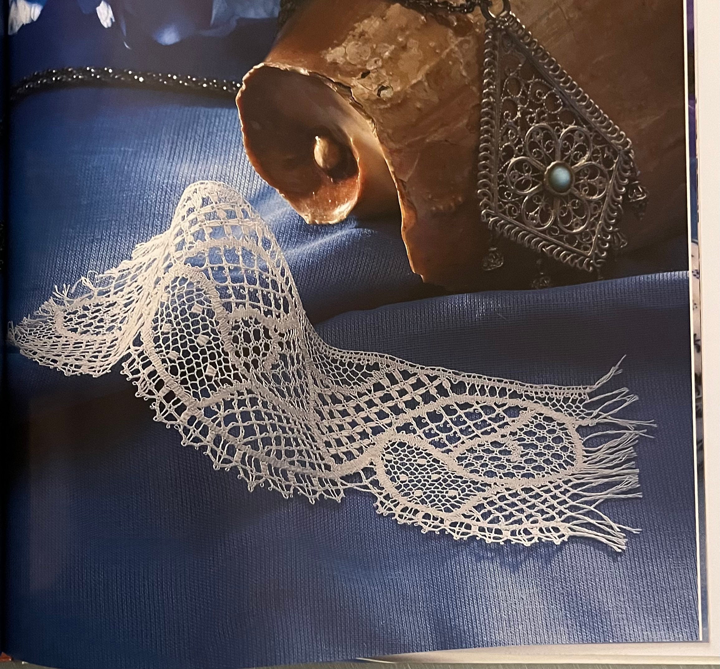 Dentelle de Mirecourt(レース　洋書) Bobbin Lace Book 32.50 by Marie-jose Massol - Dentelle De