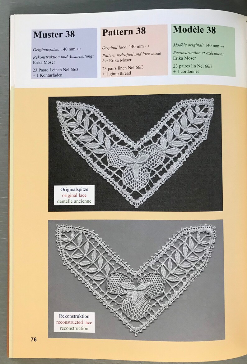K&ouml;nnte beinhalten: Nahaufnahme von zwei Spitzenkragen, einer original und einer rekonstruierten. Der originale Spitzenkragen ist wei&szlig; und hat ein zartes, filigranes Design. Der rekonstruierte Spitzenkragen ist ebenfalls wei&szlig; und hat ein &auml;hnliches Design, ist aber etwas weniger filigran. Der Text "Muster 38", "Pattern 38" und "Mod&egrave;le 38" ist auf dem Bild zu sehen.
