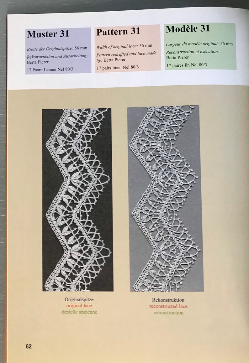 K&ouml;nnte beinhalten: Zwei wei&szlig;e Spitzenproben, eine Original und eine rekonstruierte. Die Originalspitze ist links und die rekonstruierte Spitze ist rechts. Beide Proben sind 56 mm breit. Der Text "Muster 31", "Pattern 31" und "Mod&egrave;le 31" ist im Bild sichtbar.