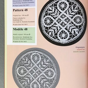 K&ouml;nnte beinhalten: Zwei wei&szlig;e Spitzendeckchen mit floralem Muster. Die Deckchen haben einen Durchmesser von 108 mm. Der Text "Muster 48", "Pattern 48" und "Mod&egrave;le 48" ist im Bild zu sehen.