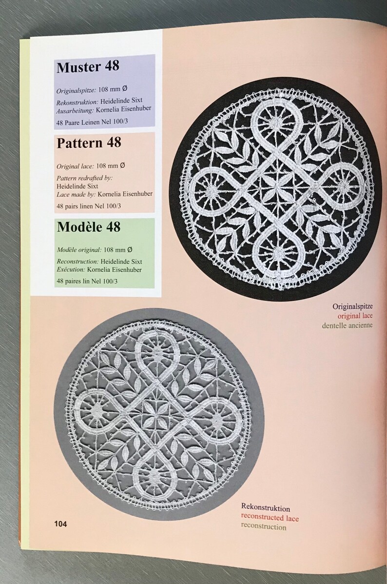 K&ouml;nnte beinhalten: Zwei wei&szlig;e Spitzendeckchen mit floralem Muster. Die Deckchen haben einen Durchmesser von 108 mm. Der Text "Muster 48", "Pattern 48" und "Mod&egrave;le 48" ist im Bild zu sehen.