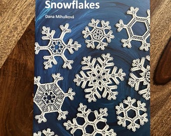 Nuevo libro de encaje de bolillos 49,50 c/u - Copos de nieve Schneeflocken de Dana Minhulkova - 12 copos de nieve de encaje de bolillos avanzados en fondo de punta con puntas