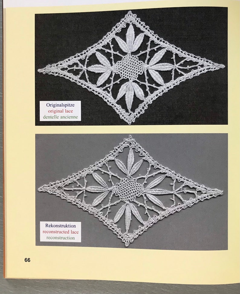 K&ouml;nnte beinhalten: Zwei wei&szlig;e Spitzendeckchen, eines mit der Aufschrift "Originals Spitze" und das andere mit "Rekonstruktion". Die Deckchen sind beide rautenf&ouml;rmig mit einem floralen Muster in der Mitte.