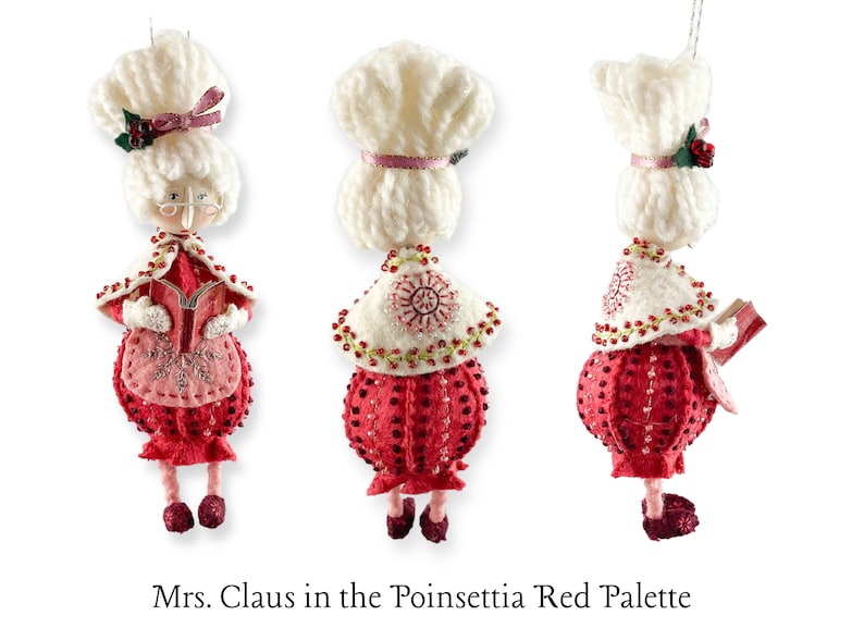 K&ouml;nnte beinhalten: Ein handgefertigter Weihnachtsbaumschmuck aus Filz, der Frau Claus in einem rot-wei&szlig;en Kleid im Poinsettien-Stil zeigt. Sie h&auml;lt ein Buch in der Hand und tr&auml;gt einen wei&szlig;en H&auml;kelhut mit einem rosa Band.