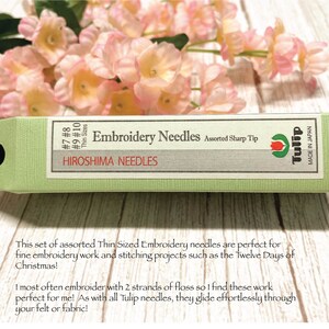 Puede incluir: Una caja verde de agujas de bordado de tama&ntilde;o fino surtidas con una etiqueta blanca que dice "Embroidery Needles Assorted Sharp Tip" y "HIROSHIMA NEEDLES". La caja est&aacute; etiquetada con "Tulip" y "Made in Japan".