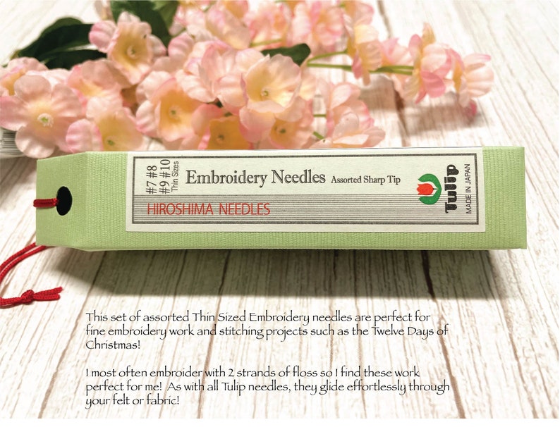 Puede incluir: Una caja verde de agujas de bordado de tama&ntilde;o fino surtidas con una etiqueta blanca que dice "Embroidery Needles Assorted Sharp Tip" y "HIROSHIMA NEEDLES". La caja est&aacute; etiquetada con "Tulip" y "Made in Japan".