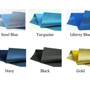 Op de afbeelding: Zes voorbeelden van glitterpapier in verschillende kleuren, waaronder staalblauw, turquoise, libertyblauw, marineblauw, zwart en goud. Elk voorbeeld is doormidden gevouwen om beide kanten van het papier te laten zien.