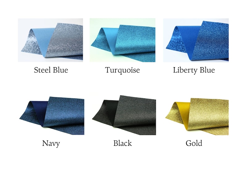 Op de afbeelding: Zes voorbeelden van glitterpapier in verschillende kleuren, waaronder staalblauw, turquoise, libertyblauw, marineblauw, zwart en goud. Elk voorbeeld is doormidden gevouwen om beide kanten van het papier te laten zien.