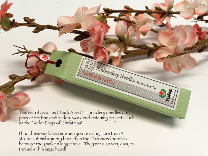 Puede incluir: Una caja verde de agujas de bordado Tulip etiquetada como "Thick Sized" y "Assorted Sharp Tip". La caja est&aacute; hecha en Jap&oacute;n y tiene el texto "Hiroshima Needle" y "Embroidery Needles".