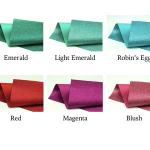 Op de afbeelding: Zes voorbeelden van glitterpapier in verschillende kleuren: smaragdgroen, licht smaragdgroen, robijn-eiblauw, rood, magenta en blush.
